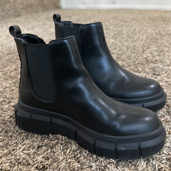 BP. Niya Lug Sole Chelsea Boot in Black - Picture 4 of 8